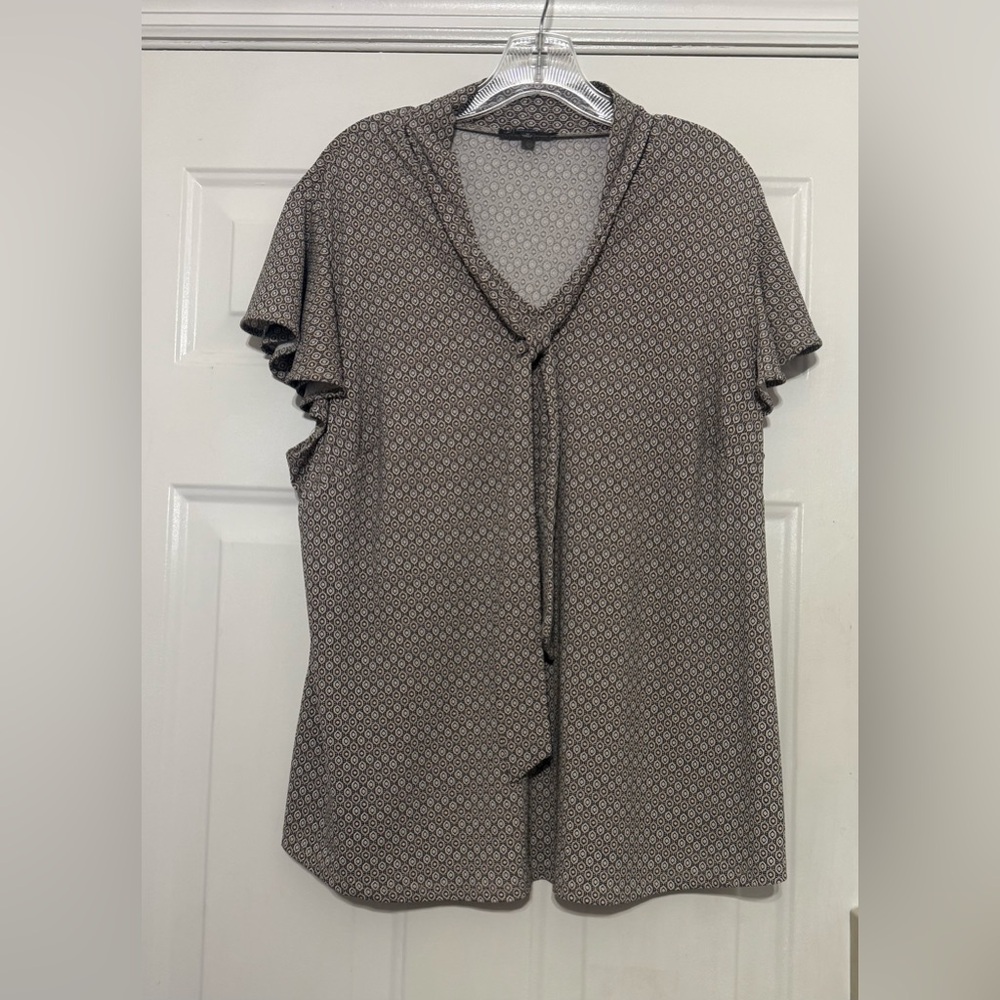 Adrianna Papell Size 1X Women's Taupe Patterned Tie-Neck Top